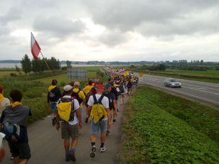 … wchodzimy na ścieżkę rowerową wzdłuż głównej drogi…